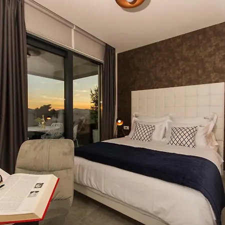 Royal * Трогір